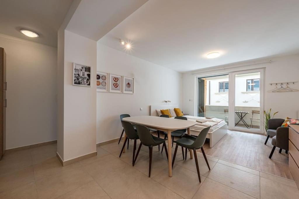 Big With Garage & Balcony & Ac & Lift Appartement *