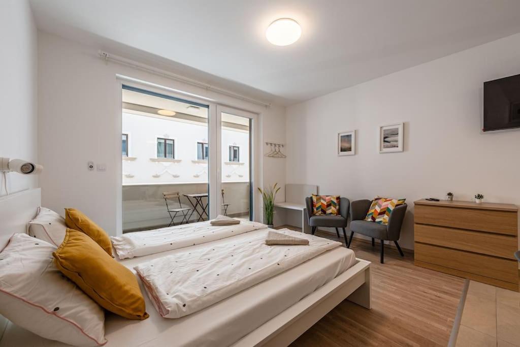 Big With Garage & Balcony & Ac & Lift Budapest